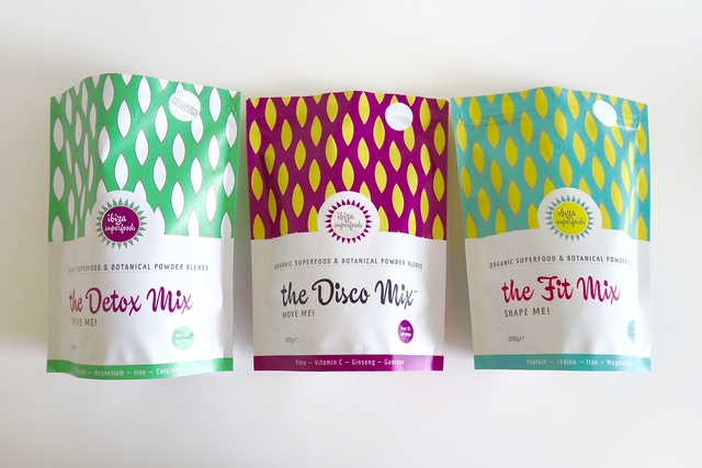左から「the Detox mix (デトックス ミックス)」、中央「the Disco mix (ディスコ ミックス)」、右「the Fit mix (フィット ミックス)」。忙しい日々の中でも1日に必要な栄養素が摂取できるように設計されている。各200g(約30回分)