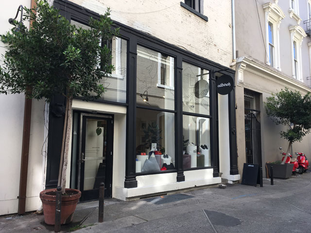 オールバーズ(allbirds)の一号店は、サンフランシスコのダウンタウンにあります。大通りから少し入った場所に位置し、周りは落ち着いた雰囲気。