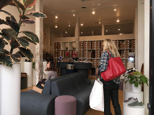 店舗ストックの裏にオフィスもある、一号店サンフランシスコのコンセプトショップ。週末には人であふれかって、身動きが取れないほど!